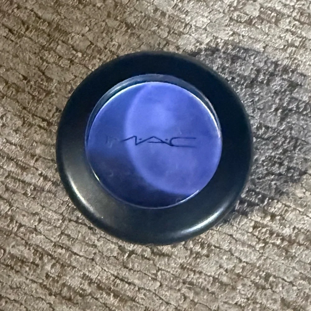MAC Cosmetics preowned item